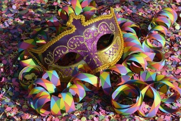 Kolorowa maska na bal karnawałowy